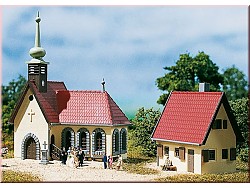 Venkovský kostelík s farou