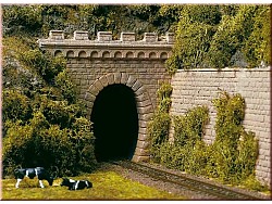 2 portály tunelu pro jednu kolej