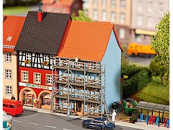 Městský dům s lešením